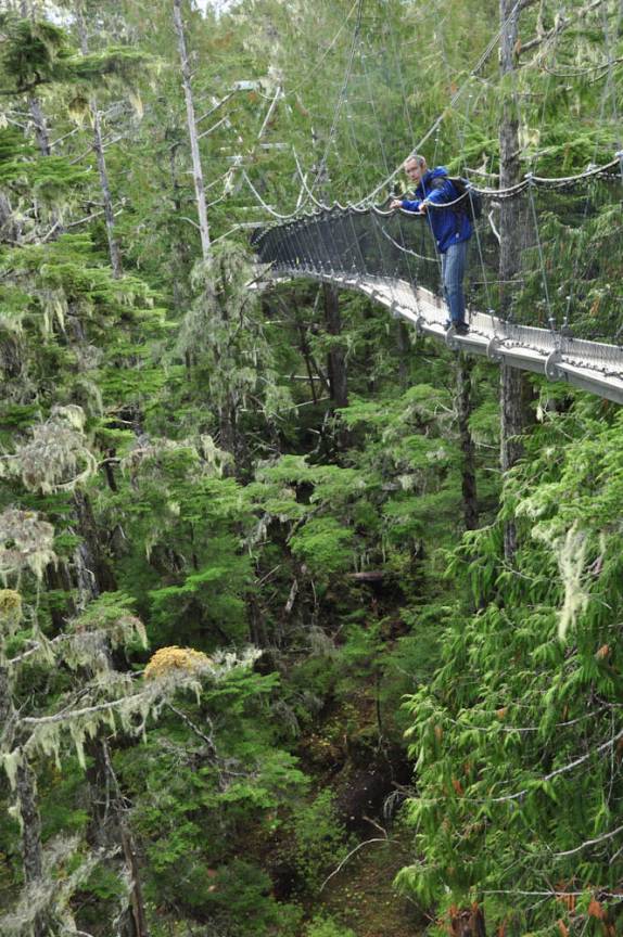 Ponte pênsil para torre de observação na trilha de Metlakatla, na área de Prince Rupert, na British Columbia, oeste do Canadá